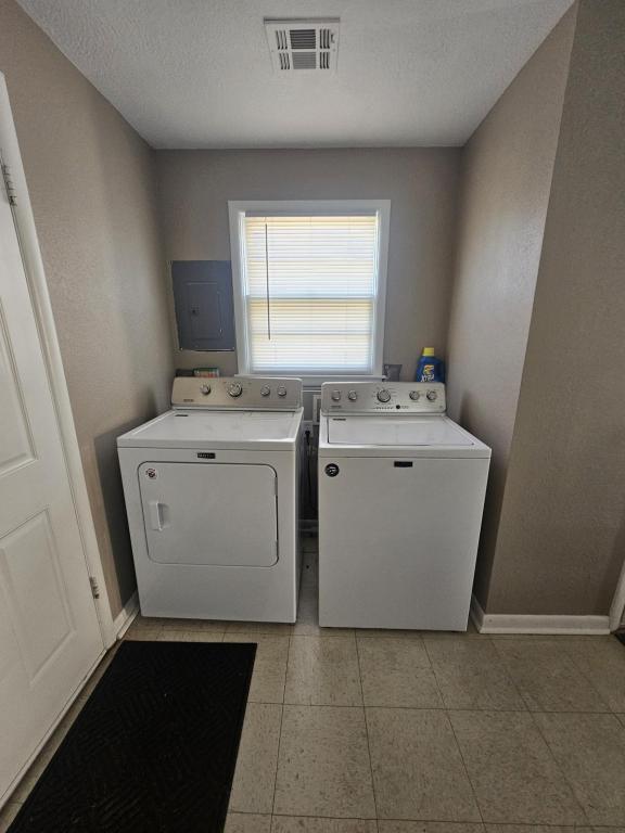 Building Photo - 504 Baker St