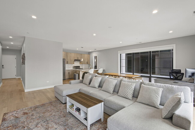 Building Photo - 6246 N Pulaski Rd