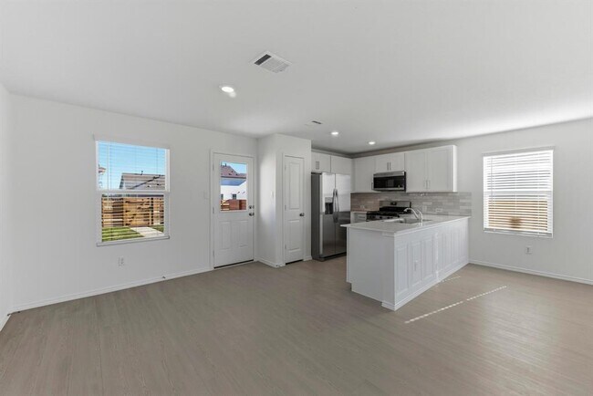 Building Photo - 385 Keefer