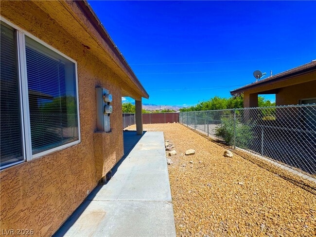 Building Photo - 1071 S Potro Ave