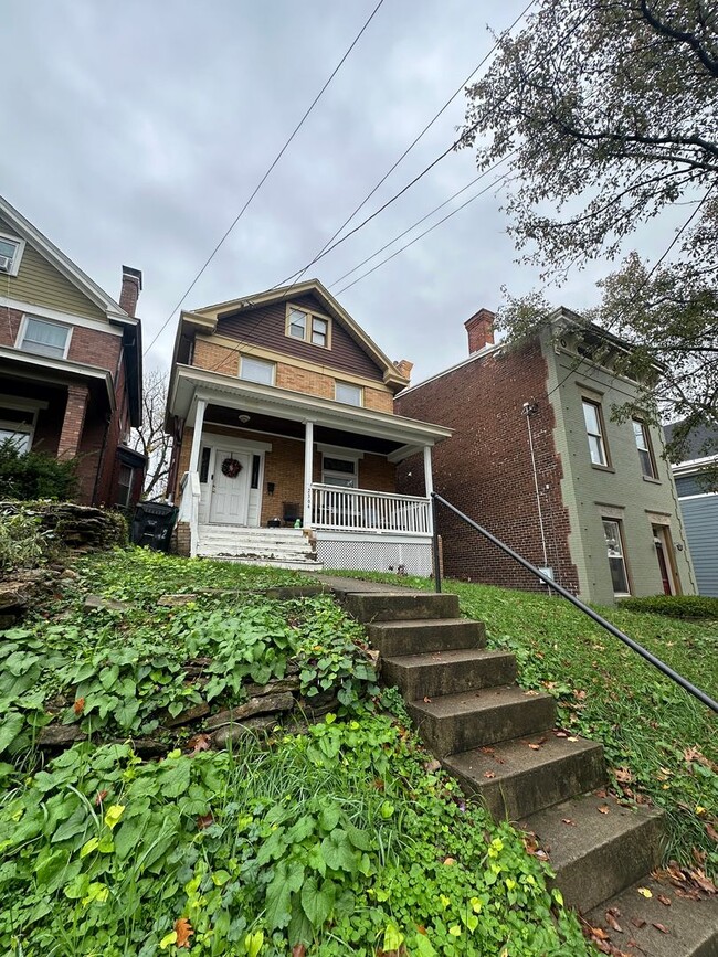 Building Photo - 5 Bedroom House Located In Clifton Near UC's Campus