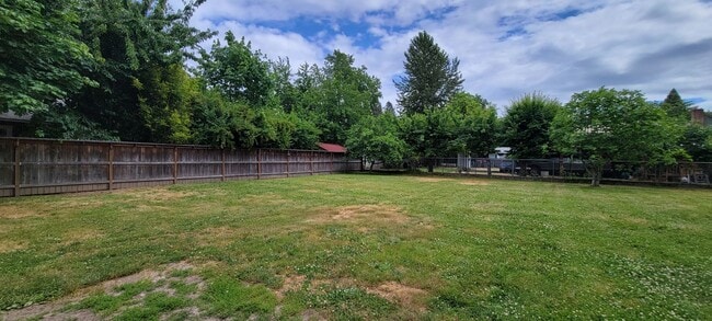 Building Photo - 744 SE Cleveland Ave