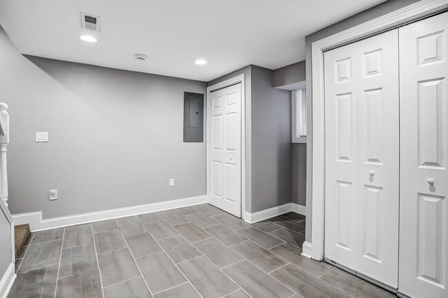 Building Photo - Bright and Beautiful Benning Ridge Abode