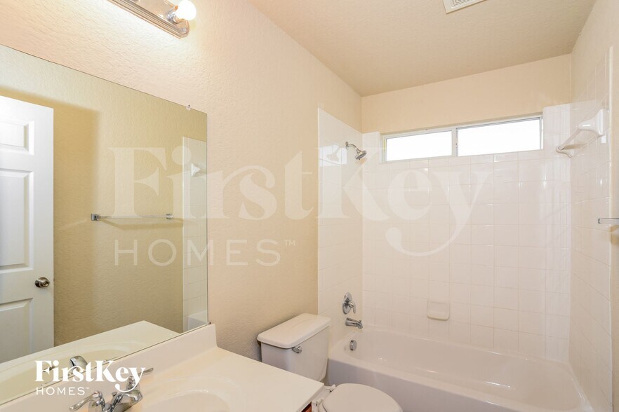 Building Photo - 12111 Karnes Way