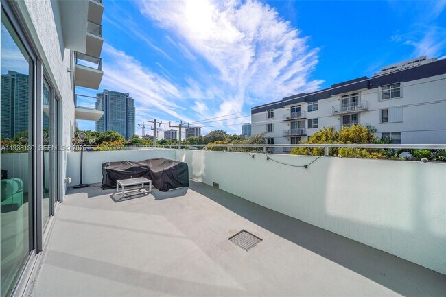 Building Photo - 1600 SW 1st Ave