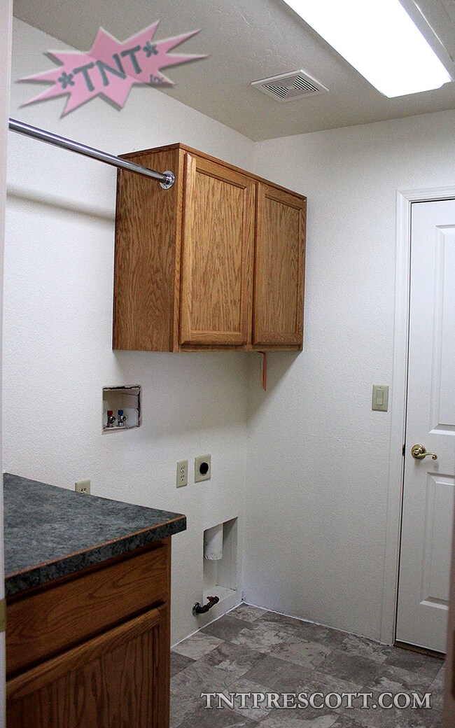 Building Photo - Home in Cliff Rose HOA ~ Winter Special!!