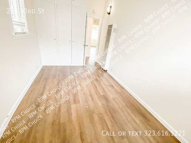 Building Photo - 221 33rd St
