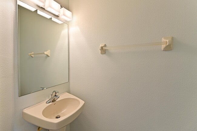 Building Photo - 3566 Parkridge Cir