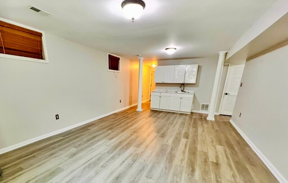 Building Photo - 9538 Clematis St