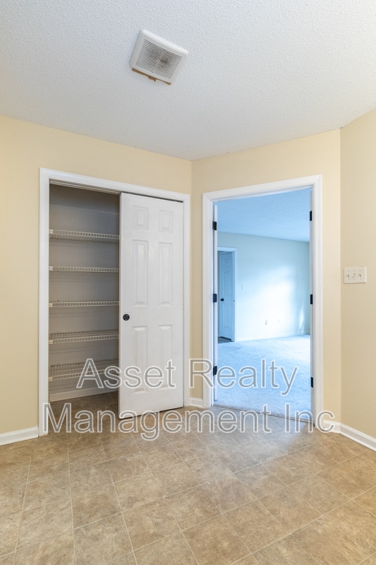 Building Photo - 1405 Wenlock Rd