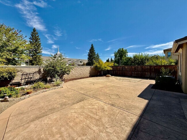 Building Photo - Great Home available immediately