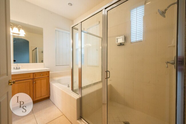 Building Photo - North Clovis Home, 3BR/2BA, Built 2005 - Lots of Amenities!