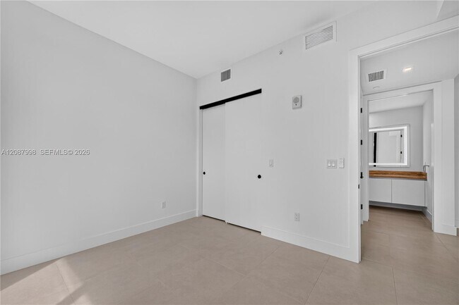 Building Photo - 3034 Oak Ave