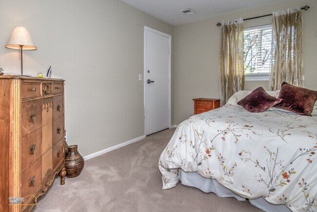 Building Photo - Trailside Living: 5BR Home Steps from Sanitas & Pearl Street