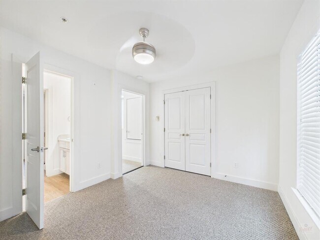 Building Photo - 711 W 32nd St