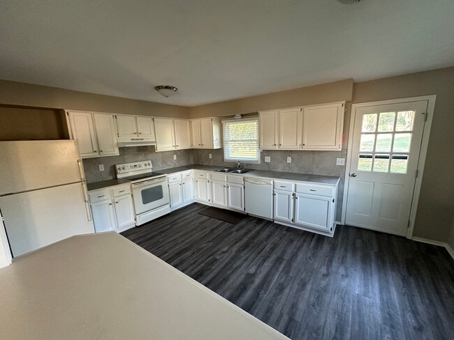 Building Photo - 202 S Westview Ter
