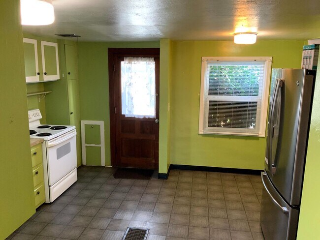 Building Photo - 4 Bedroom, 1.5 Bath House