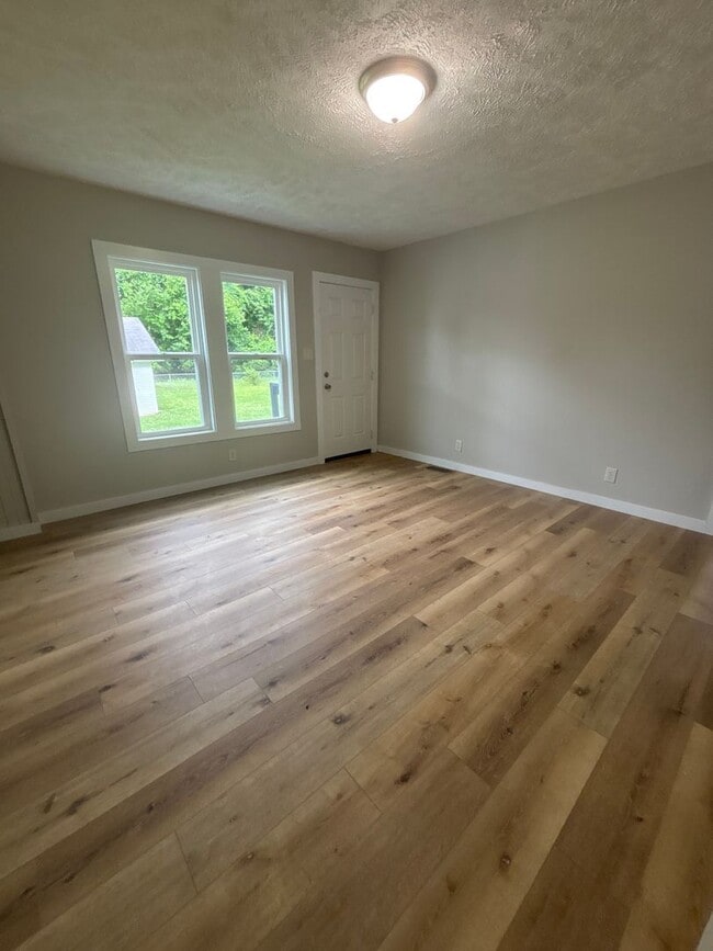 Building Photo - NEW LISTING ! Spacious 5 Bedroom 2 Bath House