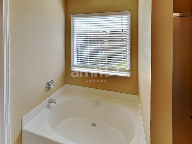 Building Photo - 104 Lance Park Cir