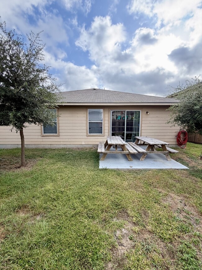 Building Photo - 419 Dolly Dr