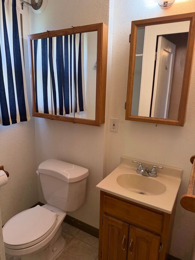 Building Photo - 1 bedroom, 1 bath duplex in Springfield!