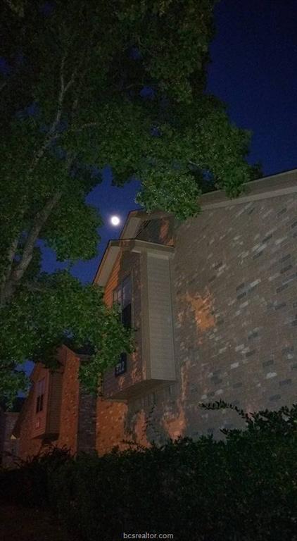 Building Photo - 906 Spring Loop