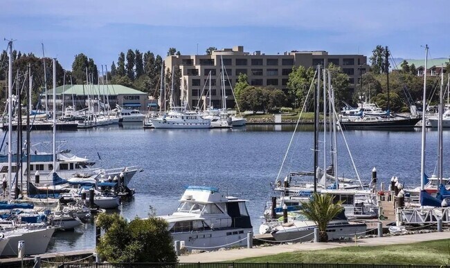 Building Photo - BEAUTIFUL TOP FLOOR  1 BED 1 BATH CONDO W/...