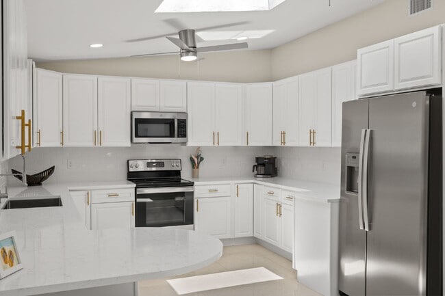 Building Photo - Naples Park Pool home - walking distance to the beach!