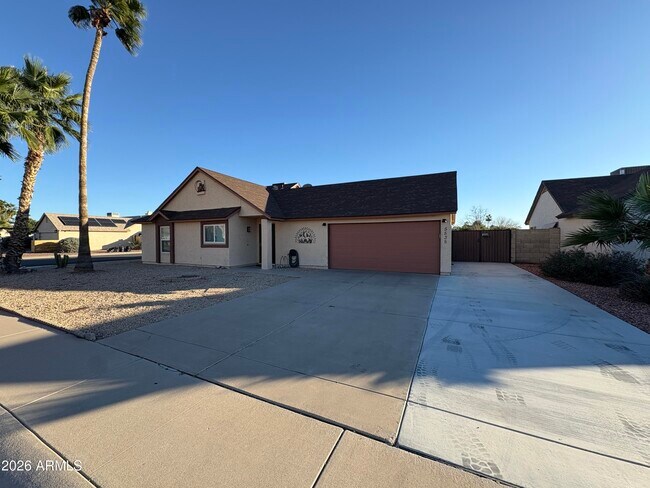 Building Photo - 5535 W Willow Ave