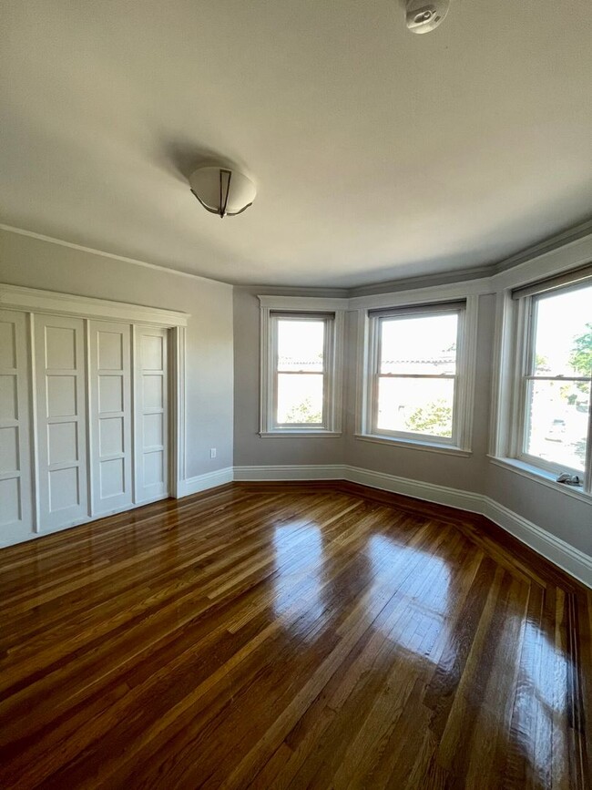 Building Photo - Nice 3 bed in Brookline