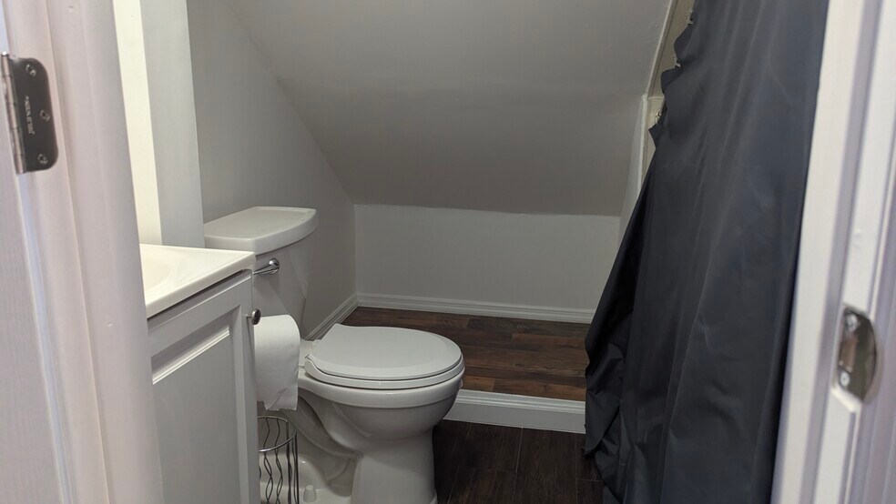 Building Photo - 18 Ramapo Valley Rd