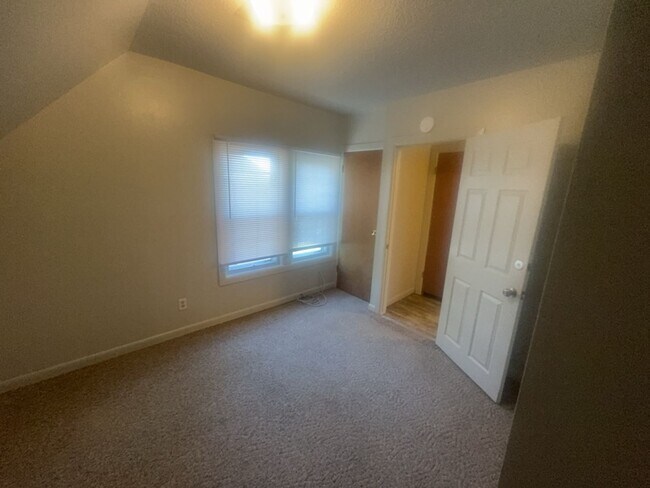 Building Photo - 2 Bed / 1 Bath Top-Floor Apartment – Acros...