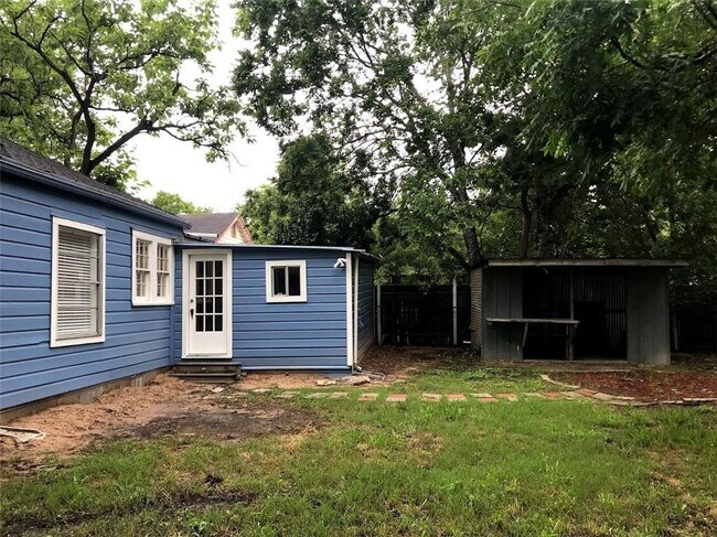 Building Photo - 710 W Lake Dr