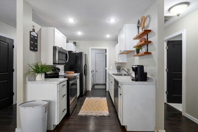 Building Photo - Pre-Leasing this Fully Furnished Brick Fro...