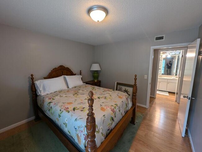 Building Photo - Furnished rental Forest Acres