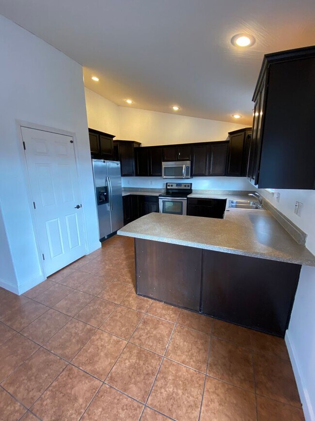 Building Photo - Beautiful 4 Bedroom, 3 Bathroom Split Leve...