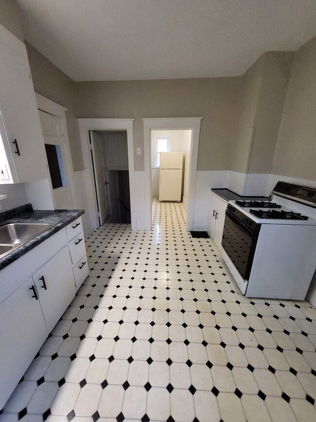 Building Photo - 2 bedroom, 1 bath house