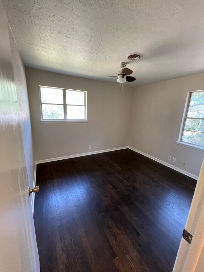 Building Photo - 512 Manor Dr