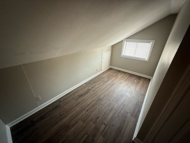 Building Photo - Great family-friendly home with 3 beds and...