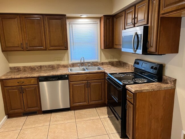 Building Photo - 4 Bedrooms! 2 Baths! $1350!