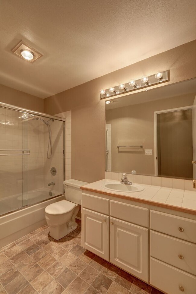 Building Photo - 2 Bedroom Ground Floor Condo in the Heart of Woodinville!