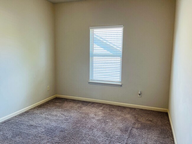 Building Photo - Wow! Check out this charming 3 bedroom 2.5 bathroom home in Newnan!