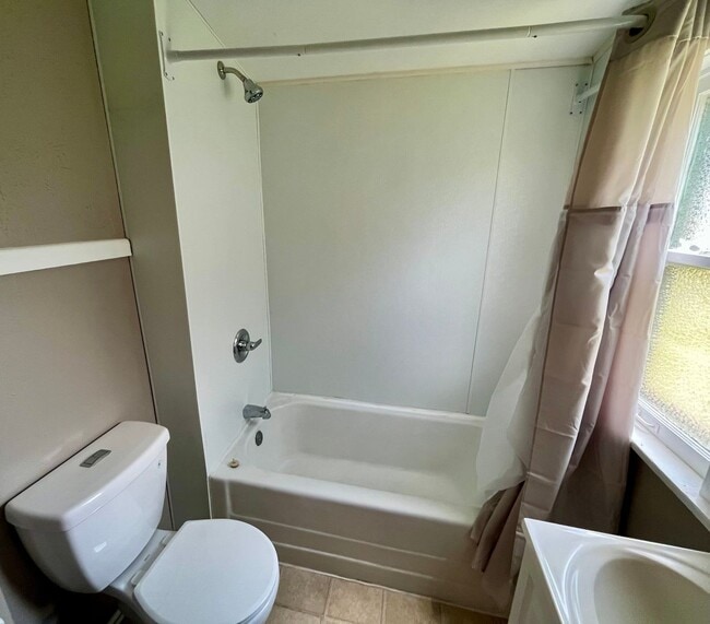 Building Photo - One Bedroom in Madison IL