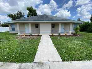 Building Photo - 2 Bed 2 Bath Duplex in San Carlos Park