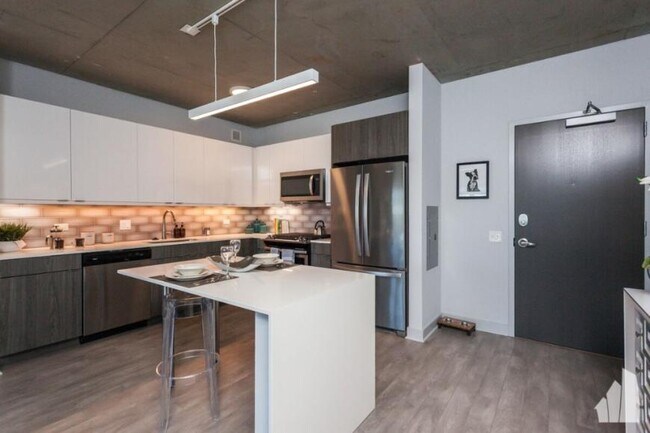Building Photo - 2 bedroom in CHICAGO IL 60613