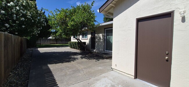 Building Photo - Beautifully maintained, Suisun City 3-bedroom, 2-bath home showcasing true pride of ownership! - ...
