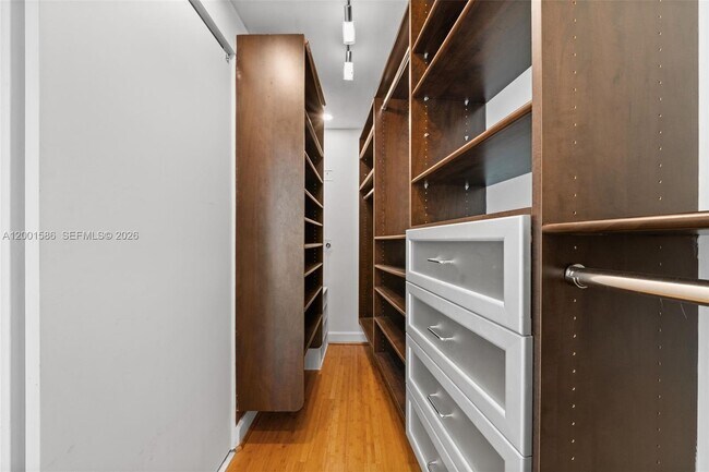 Building Photo - 2000 Bay Dr