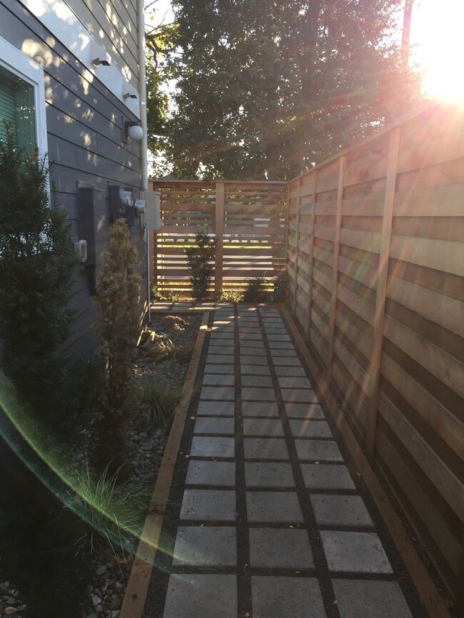 Building Photo - Modern Private Porch Hangout, Spacious Liv...