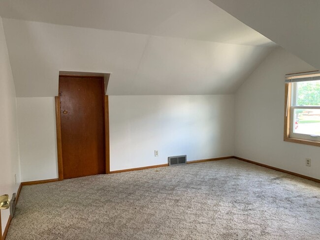 Building Photo - 5 Bedroom Across from NDSU!!