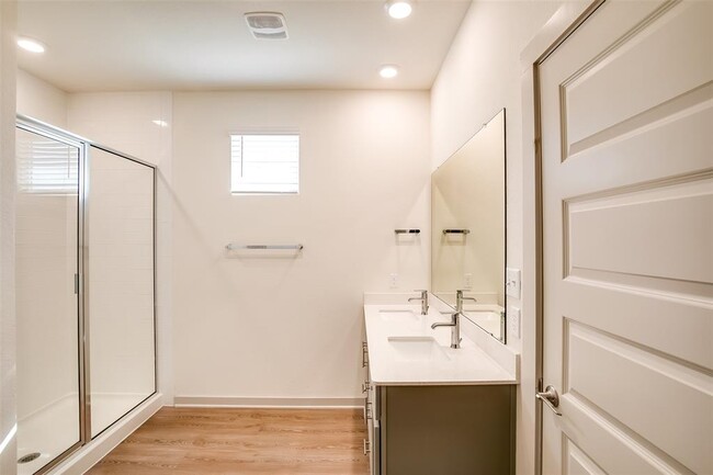 Building Photo - 400 Florenz Ln